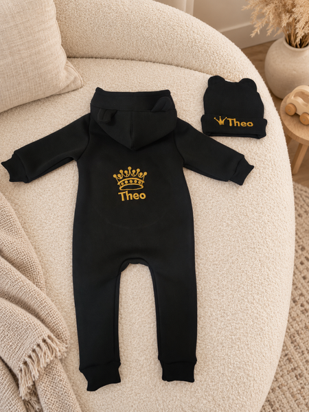 Set personalizat de haine Pampy pentru copii &ndash; salopetă și căciuliță 50-56 cm (0-1 luni) 28565503 foto